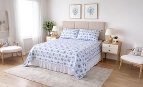 quarto com decorado com tapete sob a cama