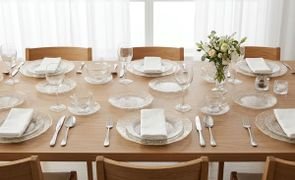 mesa posta com louças de vidro